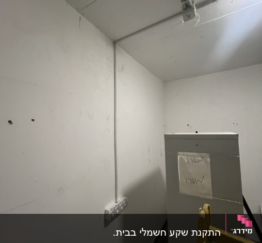 שקעי חשמל על קיר לבן בחדר